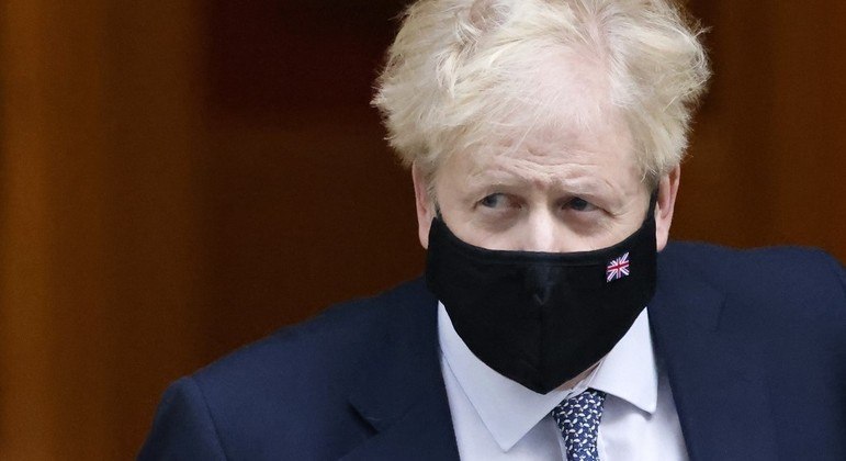 O primeiro-ministro britânico Boris Johnson é visto saindo de Downing Street, em Londres