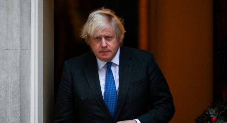 O primeiro-ministro britânico Boris Johnson é visto em Downing Street