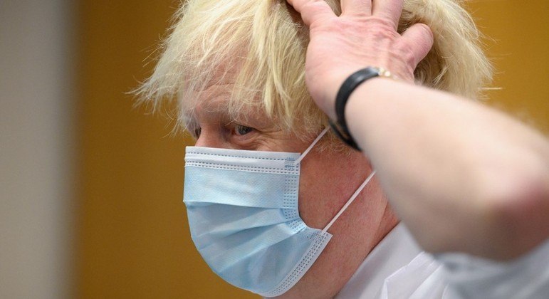 O primeiro-ministro britânico, Boris Johnson, gesticula durante visita a um centro de vacinação 