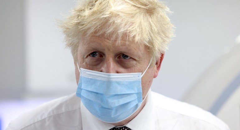 O primeiro-ministro britânico Boris Johnson visita o Finchley Memorial Hospital, em Londres