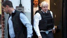 Boris Johnson participa de operação policial e invade casa de rapper