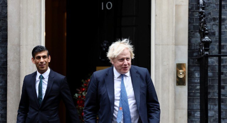 Ex-primeiro-ministro Boris Johnson e o ex-ministro das Finanças do Reino Unido Rishi Sunak 