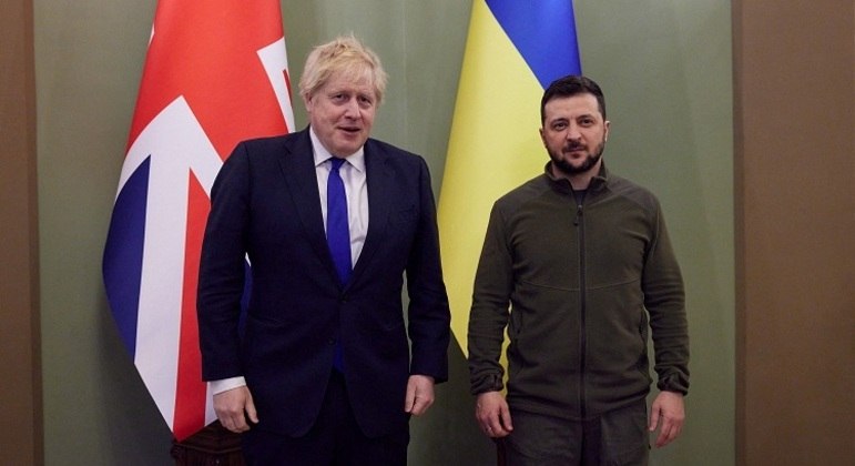 Johnson e Zelenski trataram de ajuda britânica ao governo ucraniano