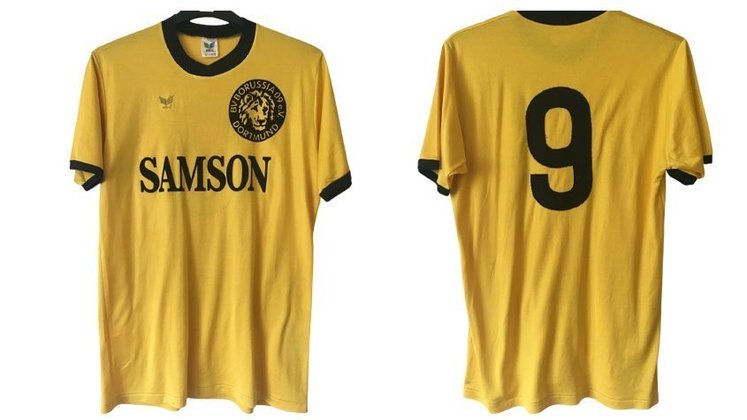 Borussia Dortmund (1976) - O uniforme celebra a temporada que o Dortmund conquistou o acesso à primeira divisão alemã.