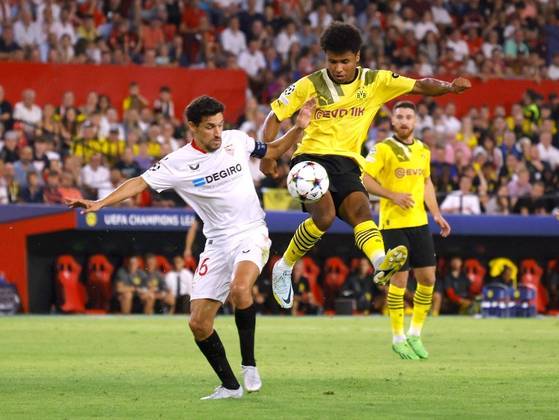 O Sevilla recebeu o Borussia Dortmund no estádio Ramón Sánchez Pizjuán e perdeu em casa. Os alemães não tomaram conhecimento do time espanhol e, aos seis minutos, marcaram o primeiro gol