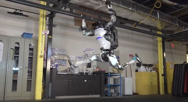 Robô é capaz de dar cambalhotas e se equilibrar pelos braços robóticos