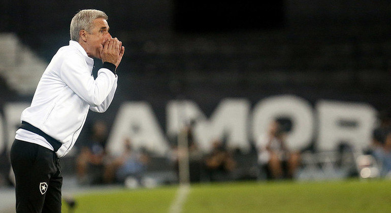 Luís Castro vive momento de pressão no comando do Botafogo