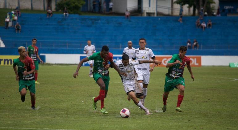 Em jogo prejudicado pela chuva, Petrolina soube aproveitar e venceu pelo placar mínimo