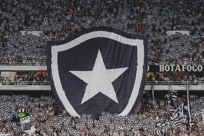 O Clássico Vovô entre Botafogo e Fluminense é um dos destaques do domingo (6) de Campeonato Brasileiro. Além disso, a disputa pela liderança da tabela promete com o líder Flamengo contra a Chapecoense, o Ceará diante do Goiás, o Palmeiras diante do enfrenta o Atlético-MG. Para fechar a rodada, ainda tem CSA contra o AvaíBotafogo x Fluminense 
Local: Estádio do Engenhão

Horário: 16h 
Árbitro: Rodolpho Toski MarquesVeja mais: Arrascaeta passa por cirurgia e iniciará fisioterapia já neste sábado