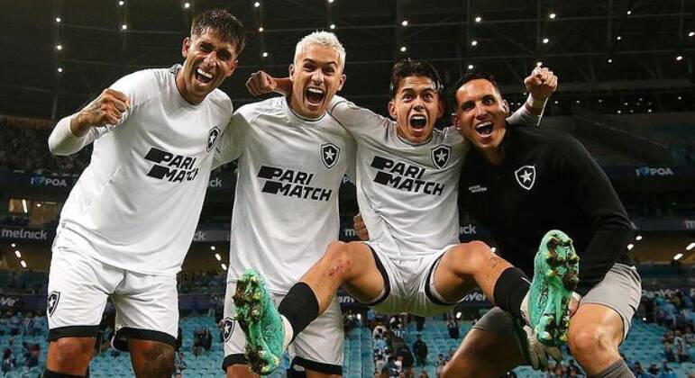 6. Melhor campanha do Brasileirão desde 2003Com 36 pontos na 14ª rodada do campeonato, o Glorioso superou o Corinthians, campeão de 2017, e agora detém a melhor campanha no Brasileirão desde 2003.O feito dos dois times é bem parecido, mas o Botafogo tem uma vitória a mais do que o Timão, além da vantagem de não ter empatado nenhuma vez (na época o Corinthians havia empatado três jogos). Os dois sofreram o mesmo número de gols e, no critério de gols marcados, o time paulista tem um a mais do que o Glorioso.Em 2017, todo mundo sabe o que aconteceu com o Corinthians no Brasileirão. Será que a história se repete?