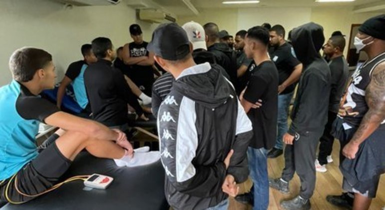 Invasão dos torcedores organizados no departamento médico do Botafogo. Gritos, ameaças. Vergonha