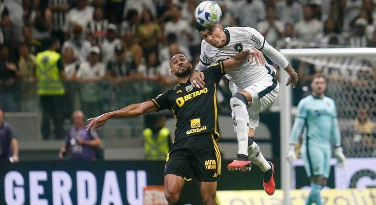 Botafogo, de  Victor Cuesta, perdeu a terceira seguida neste sábado, desta vez para o Galo