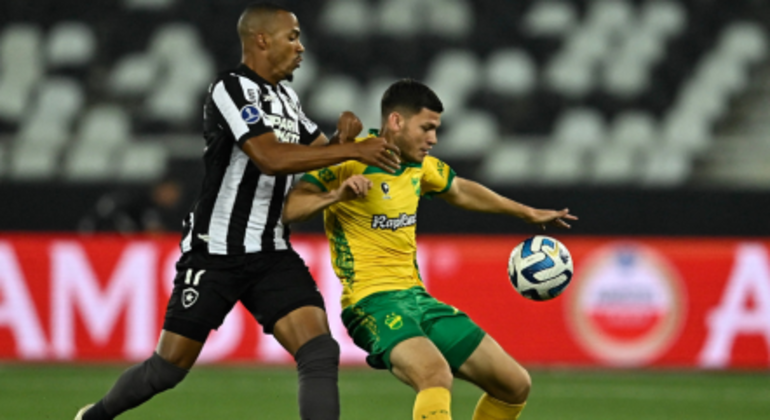 3. Feito históricoNesta quarta-feira (30), o Botafogo enfrenta o Defensa y Justicia, às 19h, no estádio Florencio Sola. Com a vitória, o Glorioso pode chegar à primeira semifinal da história na competição e, claro, também se aproximar da primeira taça na Sul-Americana