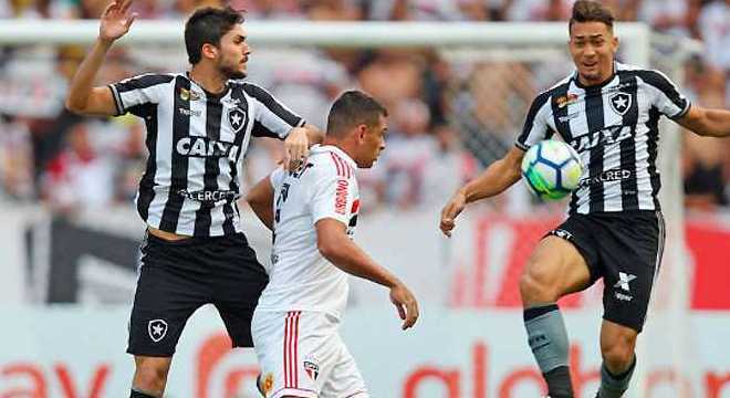 Diego Souza ficou isolado na frente. Falta de ousadia de Aguirre