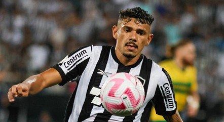 Tiquinho Soares durante a derrota para o Cuiabá