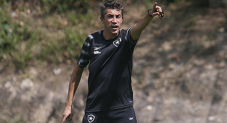 Técnico Bruno Lage orienta treino do Botafogo