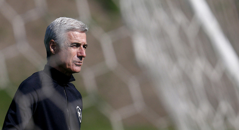 Técnico Luís Castro em treino do Botafogo no Rio de Janeiro