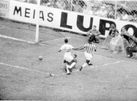 Botafogo de Garrincha e Santos de Pelé. Um verdadeiro confronto das estrelas pela semifinal da Libertadores. No confronto de ida, as duas equipes empataram em 1 a 1, porém o Peixe goleou na volta por 4 a 0. Esta edição da Libertadores foi vencida pelo próprio Santos.