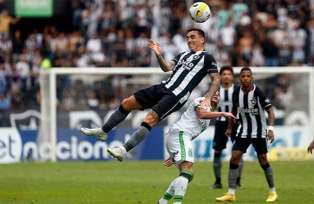 Botafogo e América-MG se enfrentaram neste domingo, às 11h, em partida válida pelo Campeonato Brasileiro. Apesar dos esforços do Glorioso, o time de Luís Castro novamente não conseguiu vencer dentro de casa. O jogo terminou empatado por 0 a 0. 