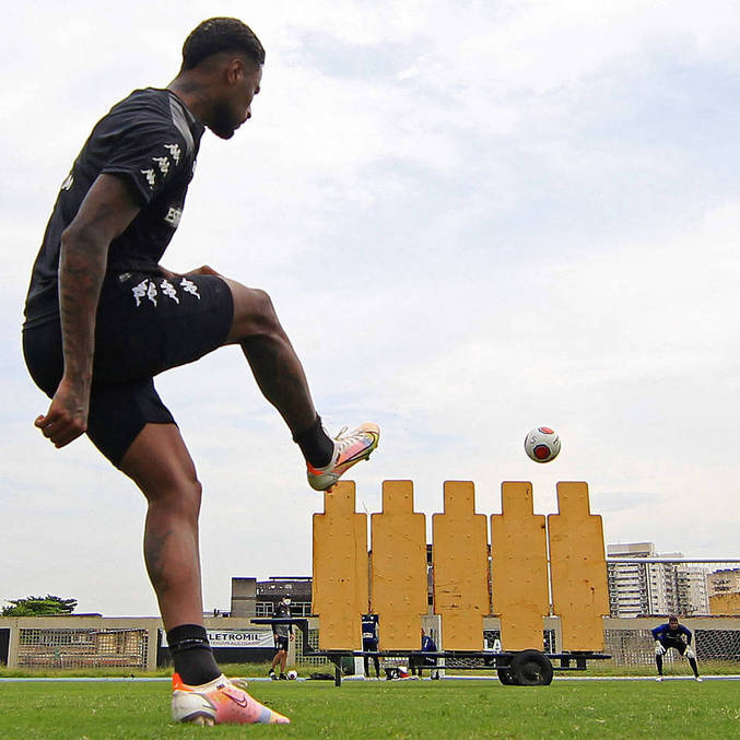 Diego Gonçalves ensaia cobranças de falta em treino do Botafogo