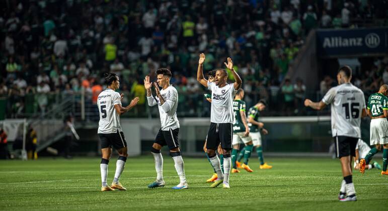 3. Empata poucoEm 14 rodadas, o Glorioso não empatou nenhuma partida. Foram 12 vitórias e duas derrotas. Os outros clubes do G5 empataram, no mínimo, duas vezes. O Palmeiras, atualmente na quinta colocação, empatou seis vezes. Vale lembrar que, caso dois times estejam empatados até o fim da competição, o que define o campeão é o maior número de vitórias — uma clara vantagem para o Botafogo