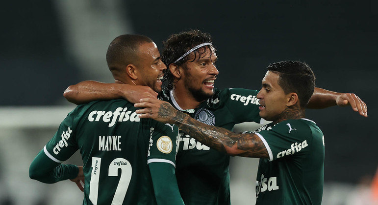 Dudu. Scarpa e Mayke comemoram o gol do
Palmeiras contra o Botafogo pelo Brasileirão