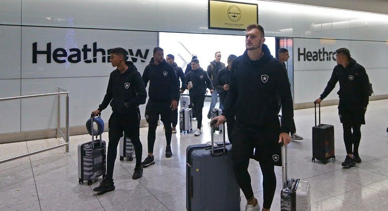 Delegação do Botafogo desembarcou em Londres