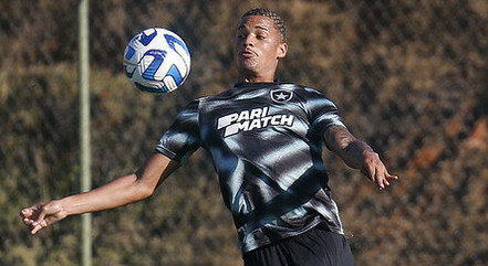 Janderson domina no peito em treino do Botafogo; atacante deve substituir Tiquinho Soares