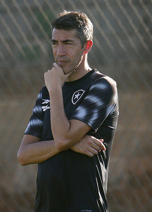 Bruno Lage observa treino