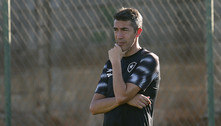 Torcida do Botafogo protesta e pede saída de Bruno Lage: 'Fora, Burro Lage' 