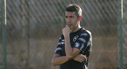 Bruno Lage está pressionado no comando do Botafogo