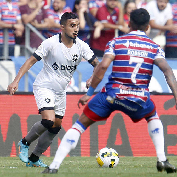 Lateral Rafael, do Botafogo, em ação no jogo contra o Fortaleza pelo Brasileirão
