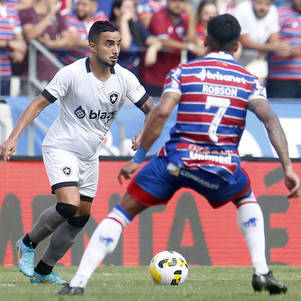 Lateral Rafael, do Botafogo, em ação no jogo contra o Fortaleza pelo Brasileirão