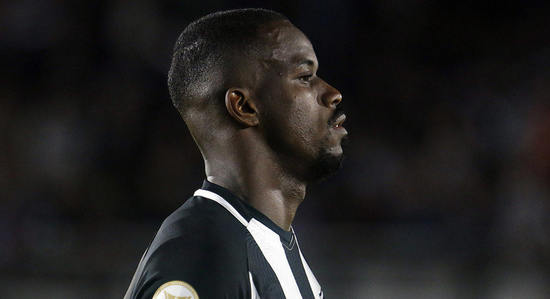 Volante Kayque em duelo contra o RB Bragantino pelo Brasileirão
