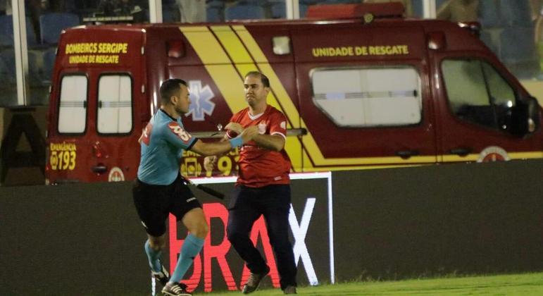 Presidente do Sergipe, Ernan Sena, agrediu o trio de arbitragem