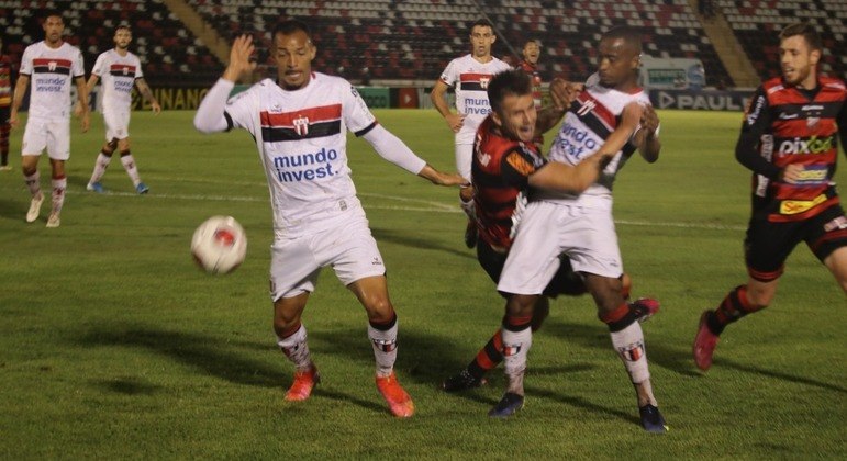 Botafogo-SP e Ituano fizeram jogo duro no Estádio Santa Cruz, em Ribeirão Preto