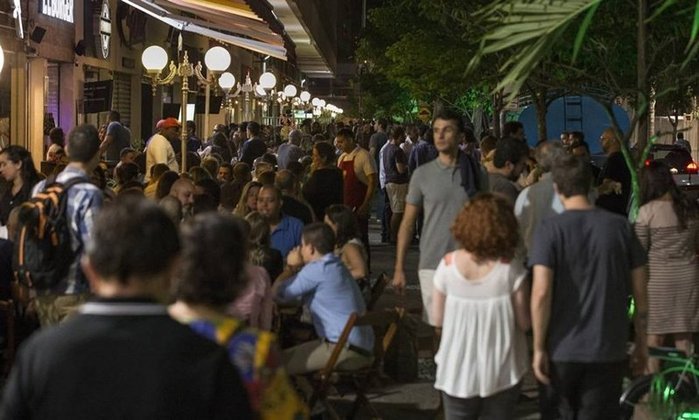 Botafogo tem diversos bares, botecos e restaurantes para todos os gostos. Tem casas noturnas, cinemas (até mesmo com programação fora do circuitão) e livrarias com café. Perto do metrô fica o 