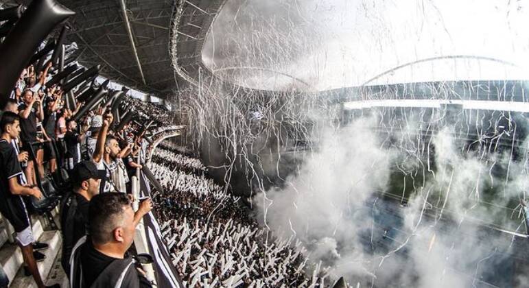 7. Apoio da torcidaNa partida contra o Vasco, no primeiro domingo deste mês, o Botafogo colocou 38.798 pessoas no Nilton Santos, seu maior público na temporada e o quarto maior da história do clube. Isso demonstra que a torcida está e vai continuar ao lado do time, dando o apoio e a motivação necessários para que ele se torne campeão