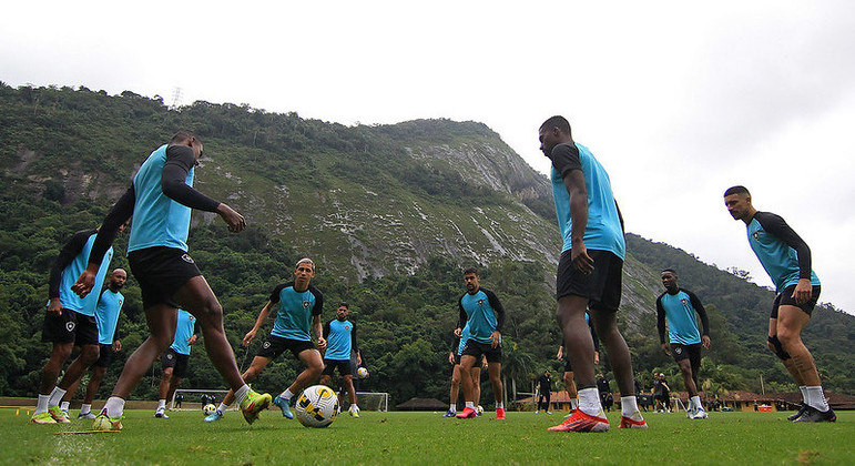 Botafogo finalizou a preparação no CT Lonier e embarcou rumo ao Rio Grande do Sul