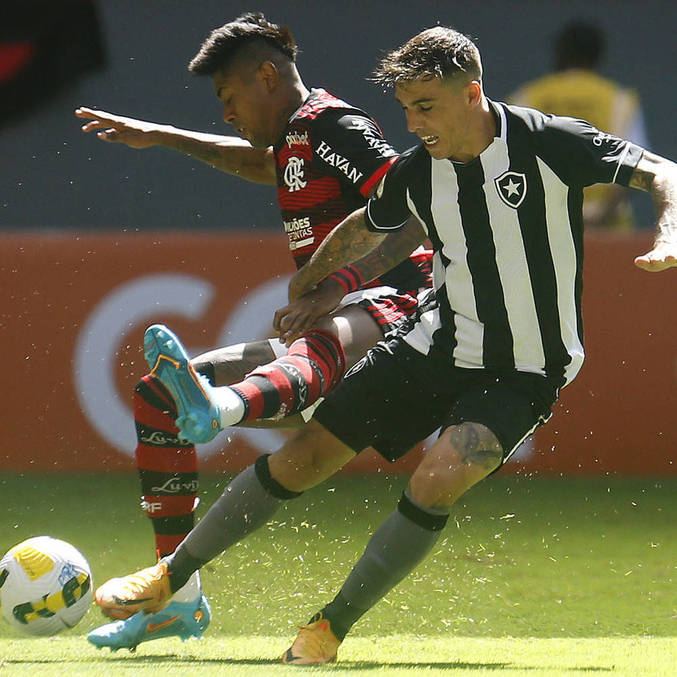 Bruno Henrique, do Flamengo, disputa lance com Saravia, do Botafogo