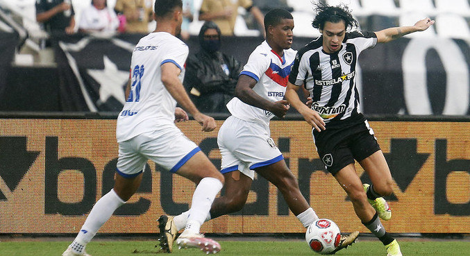 Matheus Nascimento, do Botafogo, passa pela marcação do Resende