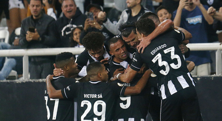 Botafogo venceu o Coritiba com gols de Victor Cuesta e Tiquinho Soares