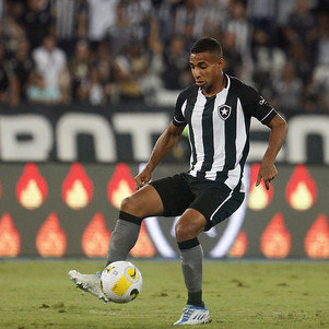 Victor Sá em ação no Botafogo