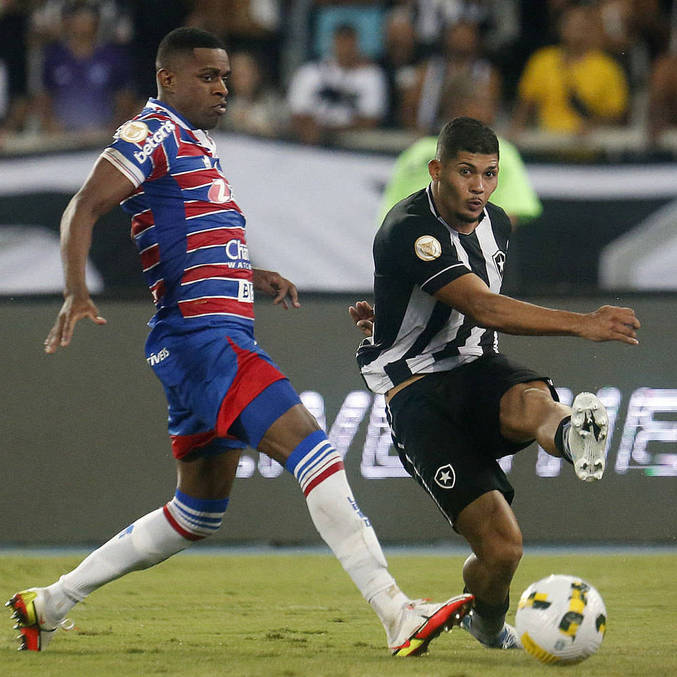 Erison, do Botafogo, arrisca contra marcação do Fortaleza