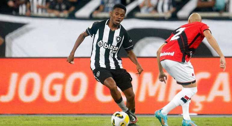 Jeffinho, do Botafogo, partindo para cima de Dudu, do Atlético-GO