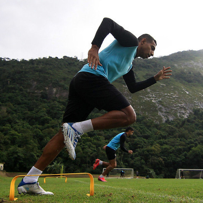 Victor Sá em treino do Botafogo no CT Lonier, às vésperas do duelo com o Avaí