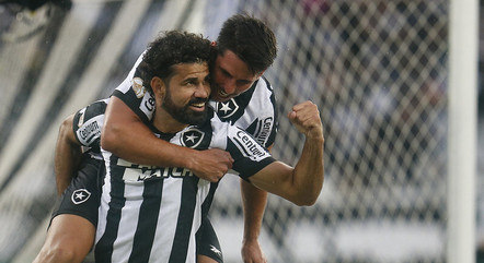 Diego Costa comemora primeiro gol pelo Botafogo 