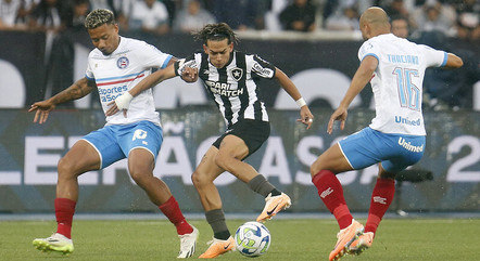 Segovinha, do Botafogo, tenta passar pela marcação de jogadores do Bahia