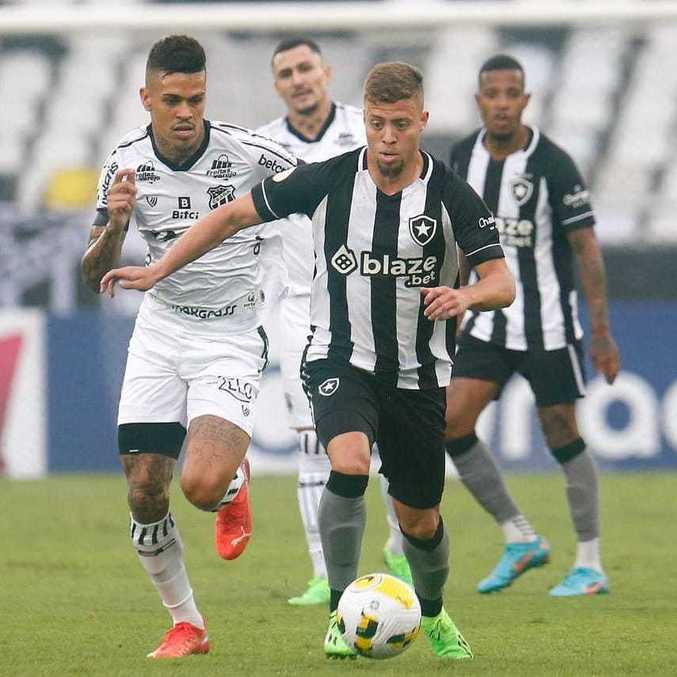 Lucas Fernandes, destaque do Botafogo, acompanhado por Richard
