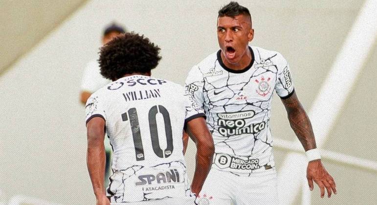 Willian e Paulinho comemoram um dos gols na vitória corintiana na estreia do Brasileirão 2022